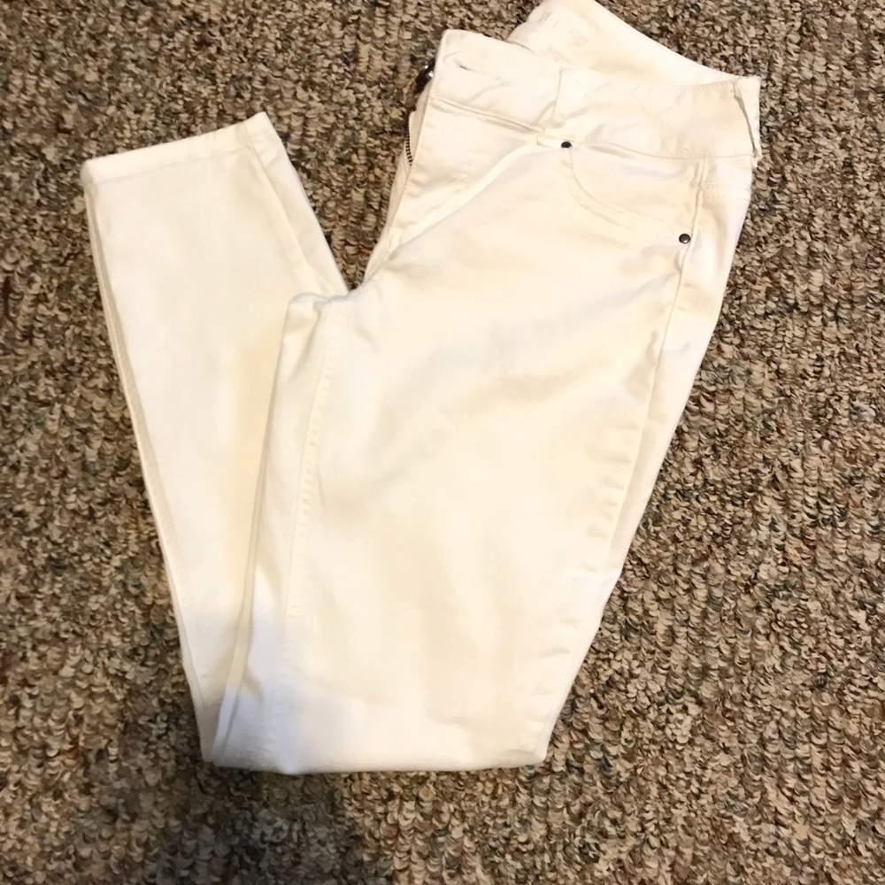 Maurice’s white slacks